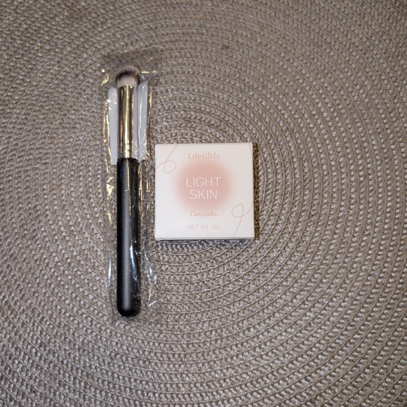 Light Skin Concealer with Brush - Picture 2 of 4